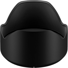 800q-01_116183 Tamronin vastavalosuoja 70-180mm Di III Sony FE Mount -objektiiville on musta, terälehden muotoinen lisävaruste, jossa on uurrettu sisäpuoli ja joka on suunniteltu estämään hajavaloa ja vähentämään objektiivin heijastuksia.