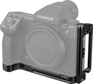 800q-01_127162 SmallRig 4514 L-kiinnike Fujifilm GFX 100 II:lle kiinnitetään kameran oikealle puolelle ja pohjaan, mikä tarjoaa suojaa ja kiinnitysmahdollisuuksia. Puoliksi läpinäkyvä kamera korostaa kiinnikkeen istuvuutta ja muotoilua.