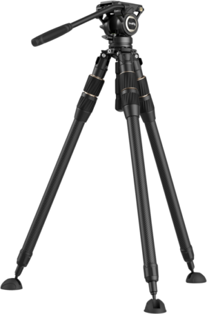 800q-01_129919 SmallRig 4643 Carbon Fiber Tripod Kit with Head FT-S303 on musta ammattikäyttöön tarkoitettu kolmella säädettävällä jalalla, nestepäällä ja kahvalla varustettu kolmijalkainen kolmijalka, joka mahdollistaa sujuvan panoroinnin.
