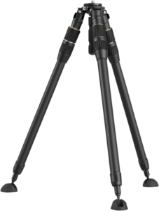 800q-01_129920 SmallRig 4645 Carbon Fiber Tripod FT-S303 -hiilikuitu kolmijalka on musta, kolmijalkainen kolmijalka, jossa on säädettävät jalat ja kumijalat, kuvassa valkoisella pohjalla.