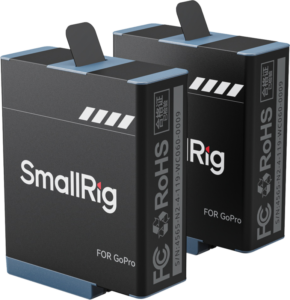 Kaksi SmallRig 4960 GoPro Camera Battery Kit (2kpl) -akkupakettia, mustat, vetokielekkeillä ja sertifiointimerkinnöillä varustetut, näkyvät vierekkäin valkoisella pohjalla.