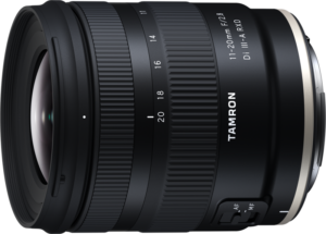 Lähikuva Tamron 11-20mm F/2.8 Di III-A RXD -objektiivista, Canon RF, jossa korostuvat zoomaus- ja tarkennusrenkaat, AF/MF-kytkin ja yksityiskohtainen tuotemerkki objektiivin tynnyrissä.