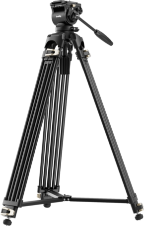 800q-01_130235 SmallRig 4686 Heavy-Duty Fluid Head Video Tripod Kit AD-01S, musta, sisältää nestepään, kolme säädettävää jalkaa, tukiraudat ja panorointikahvan, kuvassa vaaleanharmaalla pohjalla.