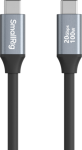 800q-01_130238 SmallRig 4789 USB-C (suora) - USB-C (suora) -datakaapeli 60 cm on musta, ja siinä on metallinharmaat liittimet, joissa on merkinnät "SmallRig" ja "20Gbps 100W", jotka tukevat nopeaa tiedonsiirtoa ja virransyöttöä.