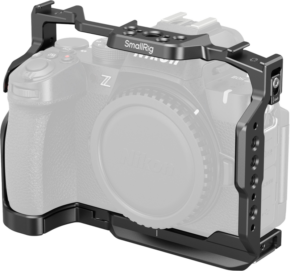 800q-01_130245 SmallRig 4980 Cage for Nikon Z50 II, musta metallinen kamerahäkki, on kuvassa asennettuna Nikon Z-sarjan peilittömään kameraan, joka tarjoaa suojaavan kehyksen ja useita kiinnityspisteitä lisävarusteille.