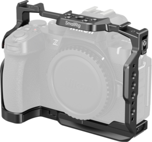 SmallRig 4980 Cage for Nikon Z50 II, musta metallinen kamerahäkki, on kuvassa asennettuna Nikon Z-sarjan peilittömään kameraan, joka tarjoaa suojaavan kehyksen ja useita kiinnityspisteitä lisävarusteille.
