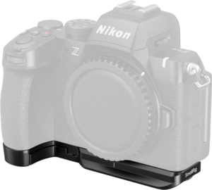 800q-01_130246 SmallRig 4981 Bottom Mount Plate for Nikon Z50 II on kiinnitetty Nikon Z-sarjan kameran jalustaan, joka näkyy läpinäkyvässä päällekkäisessä kuvassa.