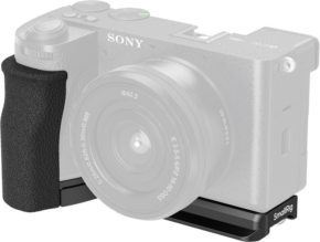 800q-01_130456 Kuvassa on Sony A6700 -kamera objektiivin kanssa, johon on kiinnitetty SmallRig 5061 L-muotoinen kiinnityslevy silikonikahvalla. Ergonominen kahva ja pohjalevyn lisävarusteet on korostettu kuvassa.