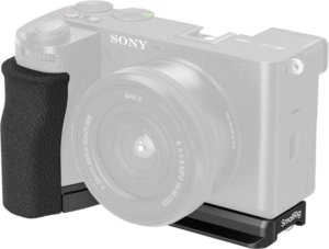 800q-01_130456 The picture shows a Sony A6700 camera with a lens attached to a SmallRig 5061 L-shaped mounting plate with a silicone grip. The ergonomic grip and base plate accessories are highlighted in the picture.