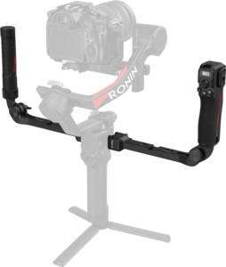 800q-01_130581 SmallRig 4327 Focus Control Dual Handle for DJI RS Series on kameran gimbal-stabilisaattori, jossa on kaksi kahvaa ja päälle asennettu kamera, joka on suunniteltu vakaaseen käsivaralta tapahtuvaan videokuvaukseen, ja jonka alaosassa on näkyvissä jalustan jalusta.