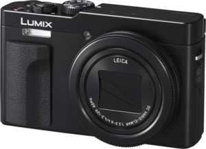 Panasonic Lumix TZ99 - Musta -kompaktikamera näkyy edestä valkoista taustaa vasten ja korostaa sen kuvioitua kahvaa, yläohjaimia ja Leica-objektiivia.
