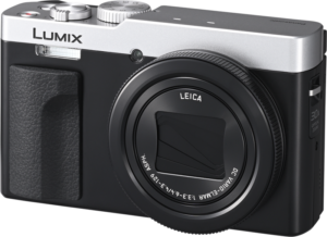 800q-01_130674 Hopeinen Panasonic Lumix TZ99 -kompaktikamera, jossa on näkyvä Leica-objektiivi, yläreunassa olevat säätimet ja kuvioitu vasemmanpuoleinen kahva.