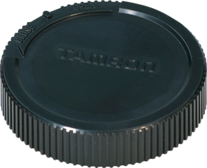 800q-01_TAMRON-REAR-CAP Musta Tamronin takakorkki Canon EF:lle, jossa on harjattu reuna, TAMRON-kuvio keskellä ja OPEN- ja CLOSE-ilmaisimet reunassa.