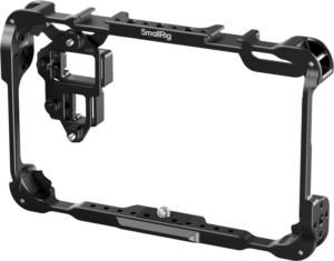 SmallRig 5030 Monitor Cage Kit Atomos Shinobi II:lle on musta metallinen häkki, jossa on useita kiinnityspisteitä ja kiinnitysaukkoja ja joka on suunniteltu suojaamaan ja koristamaan näyttöä kuvaamisen aikana vaalealla taustalla.