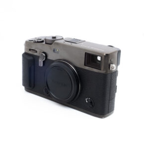 Fuji Xpro3-5 Fujifilm X-Pro3 (SC 7500) - Käytetty digitaalikamera, jossa on musta objektiivin suojus, kuvioitu kahva ja etäisyysmittarin muotoilu, näkyy valkoisella pohjalla.