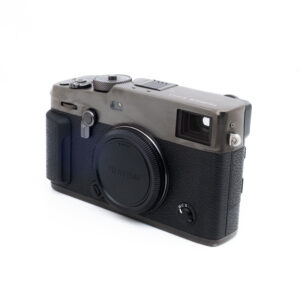 Fuji Xpro3-5 Fujifilm X-Pro3 (SC 7500) - Käytetty digitaalikamera, jossa on musta objektiivin suojus, kuvioitu kahva ja etäisyysmittarin muotoilu, näkyy valkoisella pohjalla.