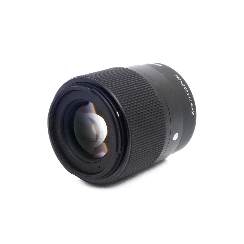 Sigma 30mm f14 DC DN Sony-2-5 Sigma 30mm f/1.4 DC DN C Sony E (sis. ALV 25,5%) - Käytetty
