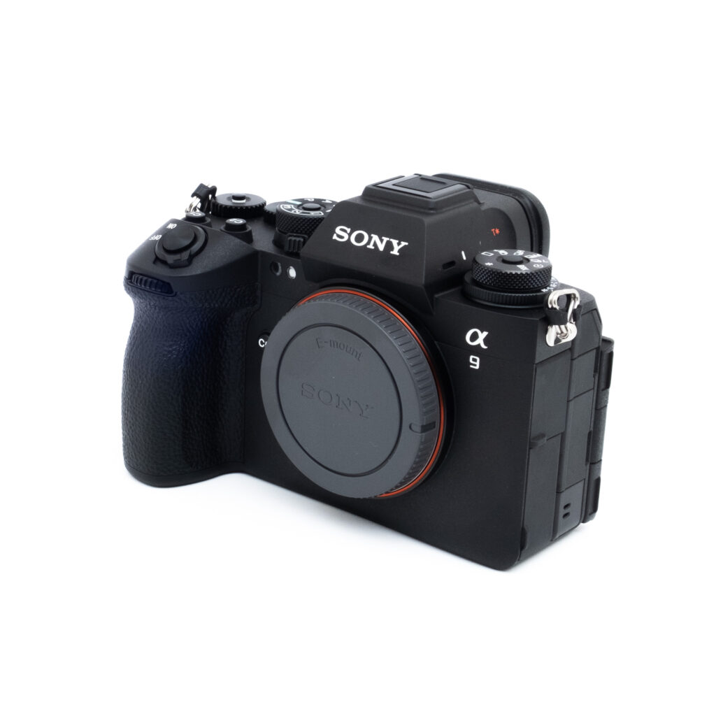 Sony A9 III-5 Sony A9 III (Kunto K5, Takuuta 18kk) - Käytetty peilitön digitaalikamerarunko, vinossa valkoisella taustalla.