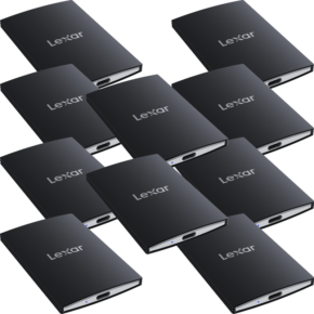 800q-01_127528 Kymmenen Lexar SSD SL500 -asemaa (USB3.2 Gen2x2, 6×1TB + 4×2TB) on sijoitettu vinosti ja päällekkäin vaalealle taustalle, ja jokaisessa on Lexarin logo ja etupuolen USB-portti.