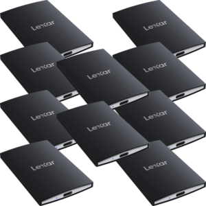 800q-01_127528 Kymmenen Lexar SSD SL500 -asemaa (USB3.2 Gen2x2, 6×1TB + 4×2TB) on sijoitettu vinosti ja päällekkäin vaalealle taustalle, ja jokaisessa on Lexarin logo ja etupuolen USB-portti.