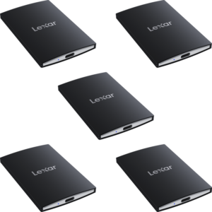 800q-01_127529 Viisi Lexar SSD SL500 -asemaa (USB3.2 Gen2x2, jopa R2000/W1800) 5-pakkauksesta - neljä 1TB:n ja yksi 2TB:n - on järjestetty ruudukkoon valkoisella taustalla, ja jokaisessa näkyy tuotemerkki ja USB-C-portti.
