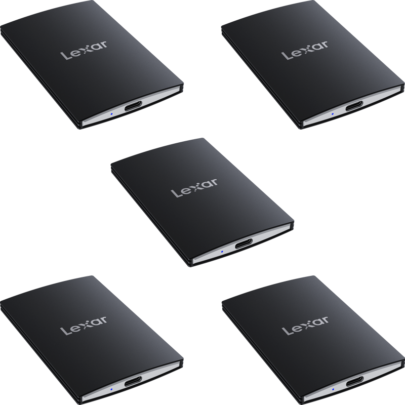 800q-01_127529 Viisi Lexar SSD SL500 -asemaa (USB3.2 Gen2x2, jopa R2000/W1800) 5-pakkauksesta - neljä 1TB:n ja yksi 2TB:n - on järjestetty ruudukkoon valkoisella taustalla, ja jokaisessa näkyy tuotemerkki ja USB-C-portti.