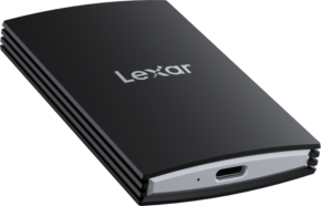 Lexar SSD SL700 Armor on musta 1 Tt:n ulkoinen kiintolevy, jossa on hopeinen reunus, USB3.2 Gen2x2 -portti, jopa R2000/W2000 MB/s nopeus ja Lexarin logo päällä.