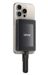 800q-01_127971 Lexar SL500 Mag Set 1TB SSD (USB3.2 Gen2x2, jopa 2000MB/s luku- ja 1800MB/s kirjoitusnopeus) on kiinnitetty älypuhelimen takaosaan, joka on kytketty kaapelilla latausporttiin; puhelimessa on kolme takakameran linssiä.