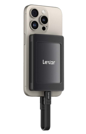 800q-01_127971 Lexar SL500 Mag Set 1TB SSD (USB3.2 Gen2x2, jopa 2000MB/s luku- ja 1800MB/s kirjoitusnopeus) on kiinnitetty älypuhelimen takaosaan, joka on kytketty kaapelilla latausporttiin; puhelimessa on kolme takakameran linssiä.