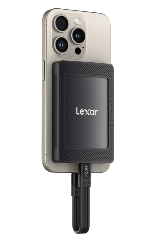 800q-01_127971 Lexar SL500 Mag Set 1TB SSD (USB3.2 Gen2x2, jopa 2000MB/s luku- ja 1800MB/s kirjoitusnopeus) on kiinnitetty älypuhelimen takaosaan, joka on kytketty kaapelilla latausporttiin; puhelimessa on kolme takakameran linssiä.