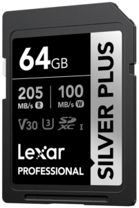 800q-01_128079 Lexar SDXC Professional SILVER Plus 1066x (V30) 64GB -muistikortti tarjoaa 205 MB/s luku- ja 100 MB/s kirjoitusnopeuden, U3/V30, SDXC I -brändäyksen, ja siinä on musta ja hopeinen etiketti.