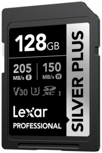 800q-01_128080 Lexar SDXC Professional SILVER Plus 1066x (V30) 128GB -muistikortti tarjoaa jopa 205 MB/s luku- ja 150 MB/s kirjoitusnopeuden, ja sen mustassa ja hopeisessa etiketissä on luokka- ja nopeusluokitus.