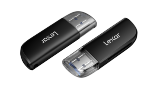 800q-01_128279 Kaksi mustaa Lexar Cardreader SD/MicroSD/SDHC/SDXC Dual Slot USB-A -laitetta, joissa on läpinäkyvät korkit, on sijoitettu vinosti valkoiselle taustalle, ja Lexar-logo näkyy selvästi molemmissa.
