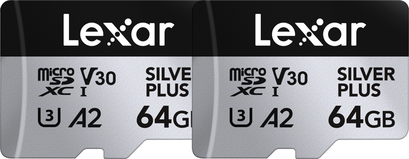 800q-01_128510 Kaksi Lexar microSDXC Silver Plus 1066x 2x64GB -muistikorttia on kuvassa vierekkäin, ja kummassakin on V30-, U3- ja A2-nopeusluokkasymbolit.