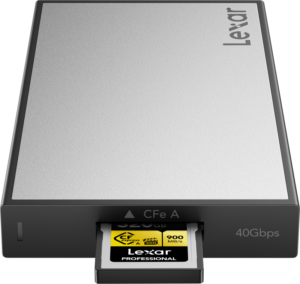 800q-01_128982 Hopean ja mustan Lexar Professional Workflow USB4 Reader - CFexpress 4.0 Type A -muistikortti on osittain työnnetty etupuolen korttipaikkaan, ja etupaneelissa on merkinnät "40Gbps" ja "CFe A".