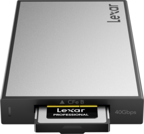 800q-01_128983 Lexar Professional Workflow USB4 Reader - CFexpress 4.0 Type B, johon on osittain työnnetty Lexar-muistikortti ja jonka etupuolella on merkintä CFe B ja 40 Gbps. Lukijassa on tyylikäs, metallinen hopean ja mustan värinen muotoilu.
