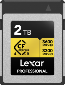 Lexar CFexpress 4.0 Pro Gold R3600/W3300 2TB -muistikortti tarjoaa jopa 3600 MB/s luku- ja 3300 MB/s kirjoitusnopeuden, kuvassa mustalla, hopeisella ja keltaisella tarralla.