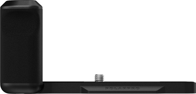 PolarPro BasePlate Grip for Fujifilm X100 VI Black -kahvassa on musta metallirakenne, kuvioitu vasen kahva, keskimmäinen ruuvikiinnitys kameran kiinnitystä varten ja PolarPro-logo kaiverrettuna pohjaan.