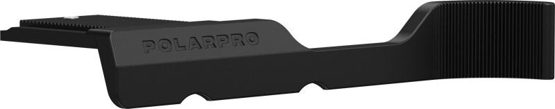 PolarPro ThumbGrip for Fujifilm X100 VI Black on kamerakahvan lisävaruste, jonka kyljessä on POLARPRO-kuvio, ja jossa on kuvioitu uurrettu kahva paremman otteen takaamiseksi ja kiinnityslevy päässä.