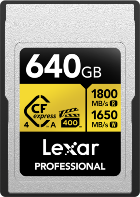 800q-01_130643 Etunäkymä Lexar CFexpress 4.0 Pro Gold (Type A) 640 Gt:n muistikortista, VPG400, jonka lukunopeus on 1800 MB/s ja kirjoitusnopeus 1650 MB/s. Muistikortissa on keltainen ja musta etiketti.
