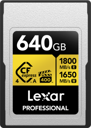 800q-01_130643 Etunäkymä Lexar CFexpress 4.0 Pro Gold (Type A) 640 Gt:n muistikortista, VPG400, jonka lukunopeus on 1800 MB/s ja kirjoitusnopeus 1650 MB/s. Muistikortissa on keltainen ja musta etiketti.