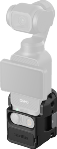 800q-01_130654 DJI Osmo Pocket 3 on asennettu SmallRig 5072 Cage -laitteeseen, jossa on etupuolella pieni näyttö ja sen alapuolella ohjauspainikkeet, jotka kaikki näkyvät puoliksi läpinäkyvällä tyylillä.