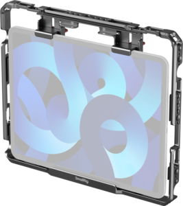 800q-01_130656 SmallRig 5059 Universal Tablet Cage for iPad on musta metallikehys, joka kiinnittää sinisellä abstraktilla taustakuvalla varustetun tabletin ja on suunniteltu vakaaseen kiinnitykseen kuvaamisen tai valokuvaamisen aikana.