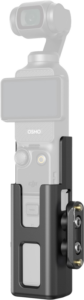 800q-01_130866 SmallRig 5117 Cage Kit DJI Osmo Pocket 3:lle on musta metallinen kiinnike, jossa on näkyvät leikkaukset ja sivukiinnike lisävarusteille. Kuvassa näkyvä kamera on haalistunut havainnollistamiseksi.