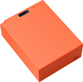 SmallRig 5088 USB-C ladattava kamera-akku NP-W126S Orange on suorakulmainen oranssi laite, jossa on USB-C-"tuloliitäntä" ja sen vieressä pieni merkkivalo yläpinnalla.