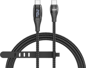 SmallRig 5113 240W Power Cable LED-näytöllä on musta punottu USB-C-kaapeli, jossa on kaksi liitintä - toisessa digitaalinen tehonilmaisin ja toisessa 240W - ja jossa on musta säädettävä hihna turvallista järjestämistä varten.