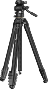 800q-01_130951 SmallRig 5028 Portable Carbon Fiber Travel Tripod Kitissä on kolme säädettävää jalkaa, joissa on vaahtomuovikahvat, kääntyvät lukot ja pallopään kiinnitys, jossa on ohjauskahva ja joka näkyy tavallisella valkoisella pohjalla.