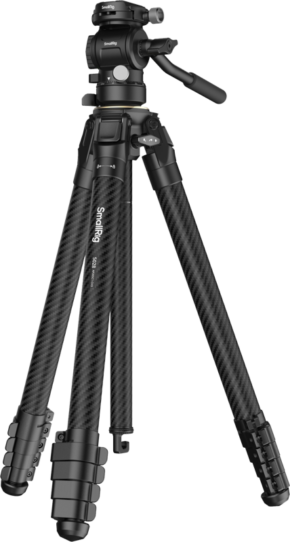 800q-01_130951 SmallRig 5028 Portable Carbon Fiber Travel Tripod Kitissä on kolme säädettävää jalkaa, joissa on vaahtomuovikahvat, kääntyvät lukot ja pallopään kiinnitys, jossa on ohjauskahva ja joka näkyy tavallisella valkoisella pohjalla.