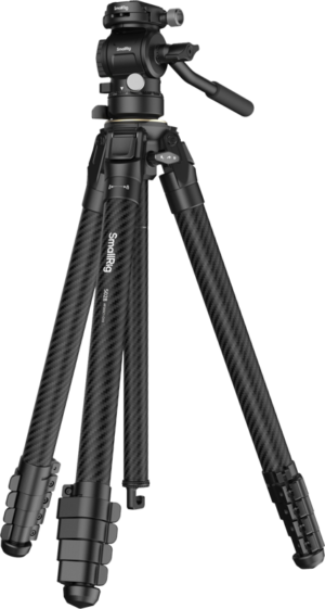 800q-01_130951 SmallRig 5028 Portable Carbon Fiber Travel Tripod Kitissä on kolme säädettävää jalkaa, joissa on vaahtomuovikahvat, kääntyvät lukot ja pallopään kiinnitys, jossa on ohjauskahva ja joka näkyy tavallisella valkoisella pohjalla.