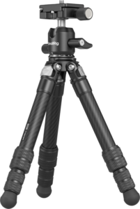800q-01_130952 SmallRig 5026 Carbon Fiber Pocket Tripod Kit, jossa on kolme säädettävää jalkaa, kumijalat ja kuulapääkiinnike, on kuvassa vaaleanharmaalla pohjalla.